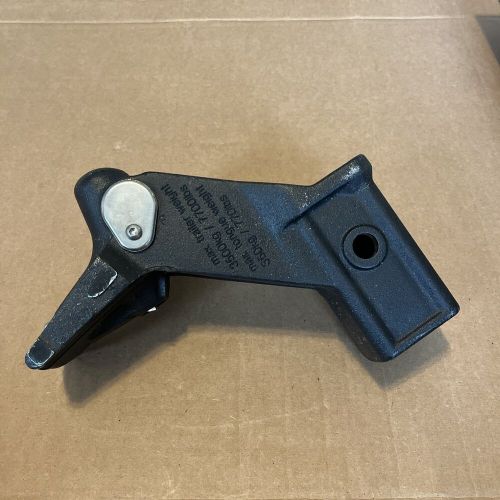 Oem land range rover lr3 lr4 trailer hitch; part#knb500023 w/key. 7,700lb towing