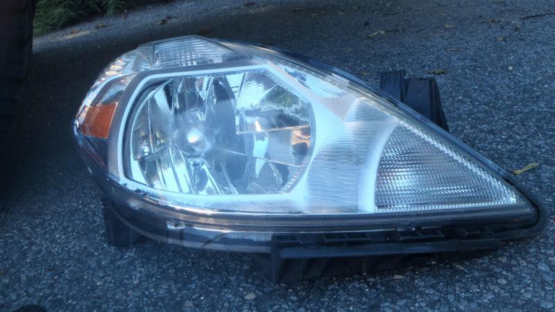 2007 -2012 nissan versa rt headlamp used like new