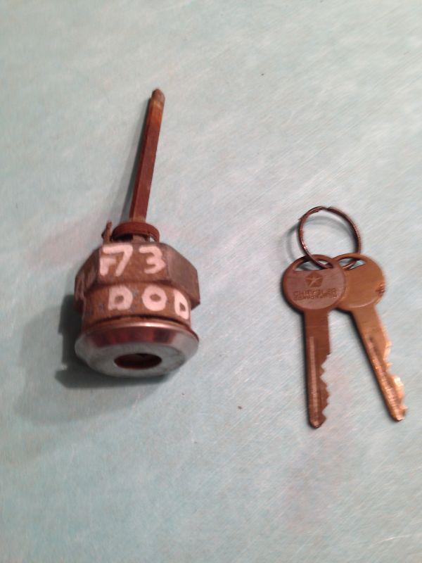 73 74  charger trunk lock and set of 2 keys  oem