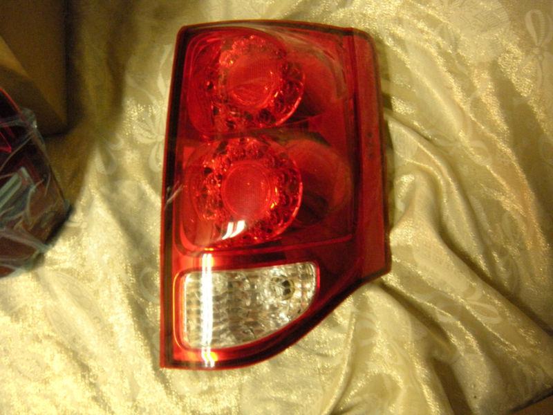 2011-2012 chrysler town & country right tail light perfect oem light