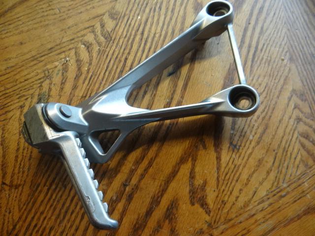 05-06_kawasaki_zx6r_zx_636_zx-6r_left passenger foot peg+bracket