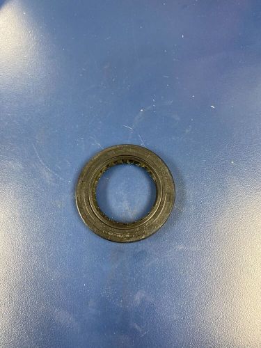 Cru-027-r047003 crusader oil seal