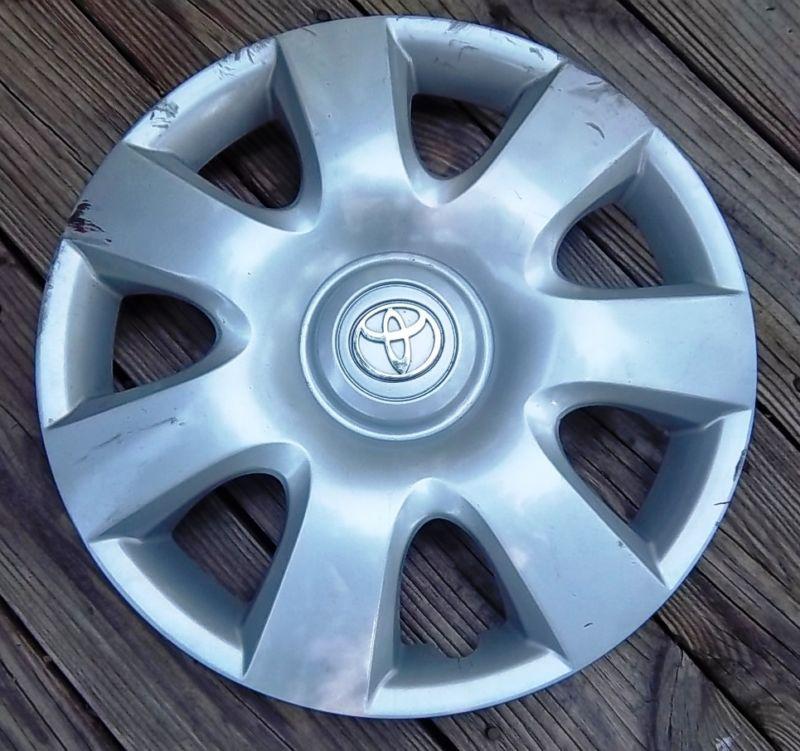 Toyota camry hubcap, 2002-2004. fits 15 inch wheel