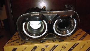 Dodge challenger right halogen headlamp  2015 -2016 one tab repaired