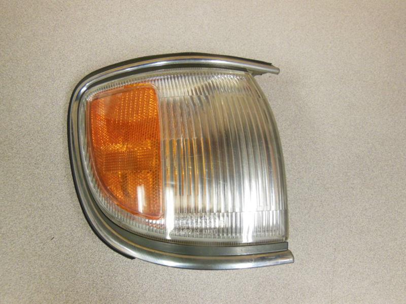 96-99 nissan pathfinder right side corner marker light signal turn lamp 97 98