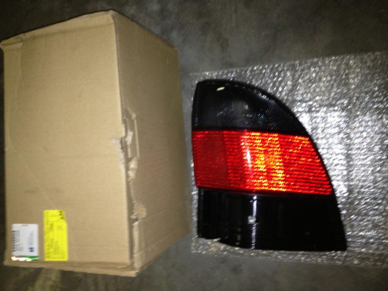 New genuine oem saab 9-5 5dr rear fender tail light assembly (passenger) 4914669