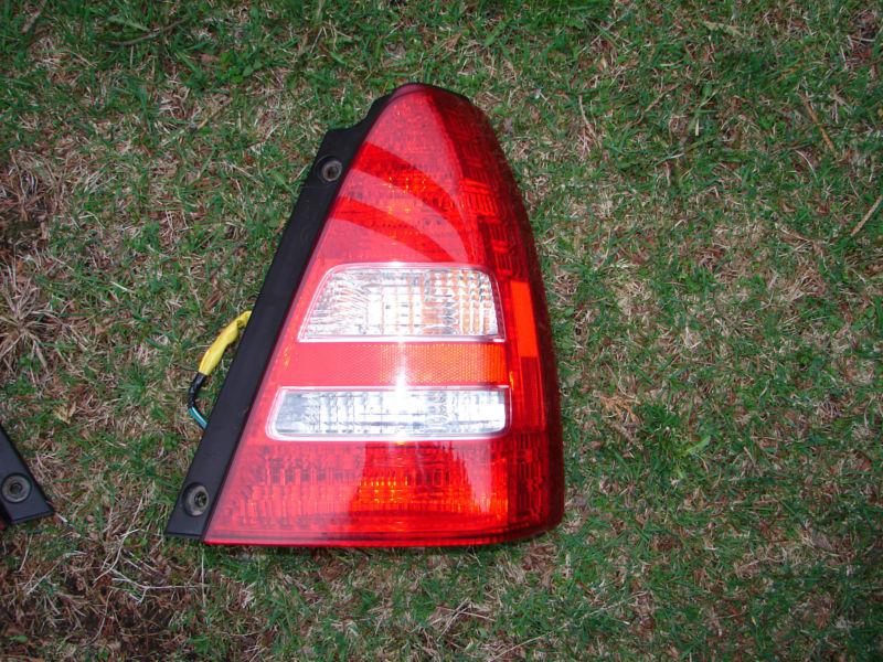 2003 04 05 forester tail light complete rh oem