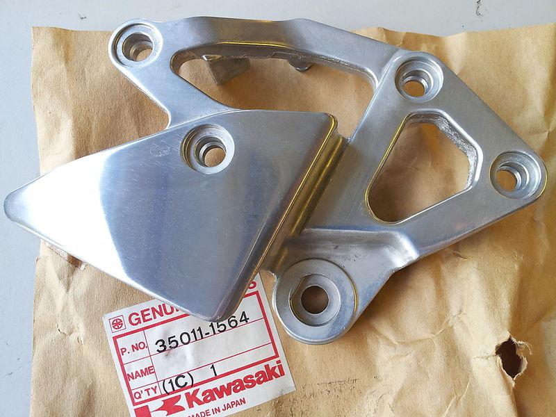 Kawasaki zx400 ninja zxr 400 foot peg bracket r.h. 35011-1564 nos