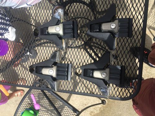 Yakima sst (pre q) roof towers (set of 4) + 3 locks + 4 pads + choice of y clips