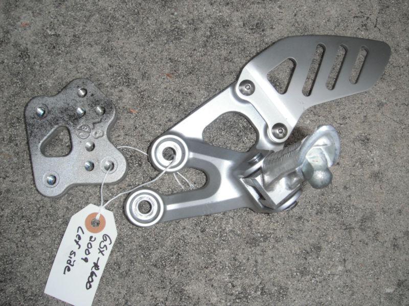 08 09 gsxr 600 750 left side rear set with mounting block