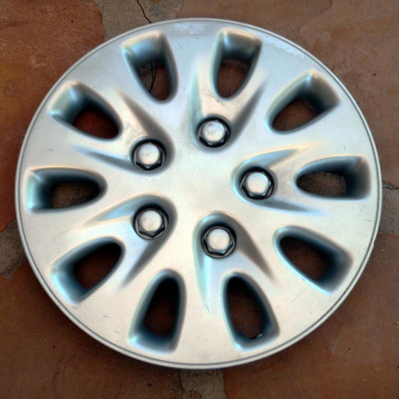 1996 - 2000 96 97 98 99 00 caravan voyager town & country hubcap 15" inch oem 