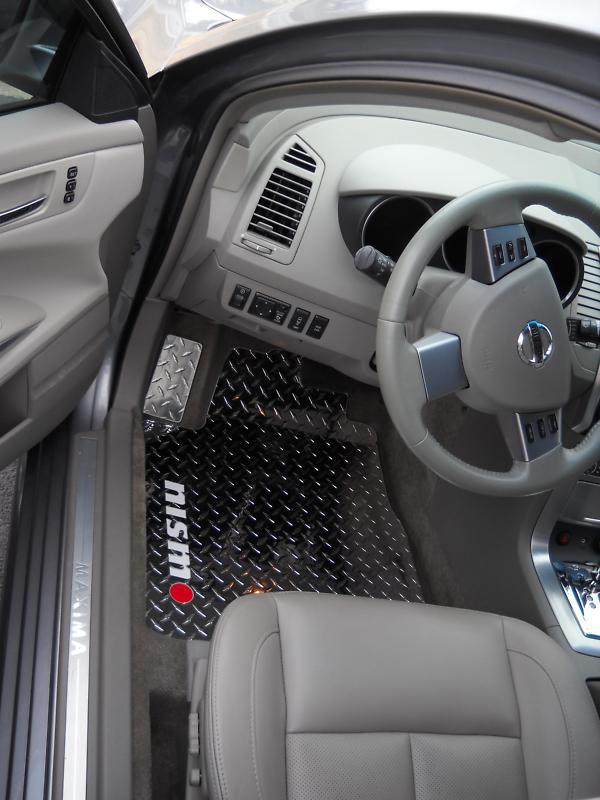 Maxima  aluminum diamond plate floor mats with nismo emblems 