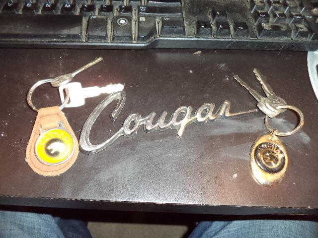 Vintage mercury cougar emblem and two keychains w/ford keys