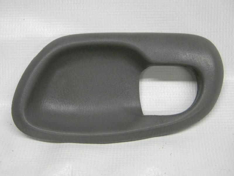 1999 ford f-150 250 inside door handle bezel left side light grey oem