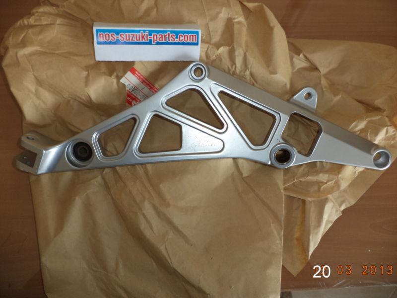 Gsx1150 1984-1986 bracket, muffler rh  new nos-suzuki-parts.com