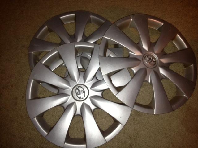 Set of 3: 09-10 toyota corolla 15" oem hubcap, one has a crack on the front 