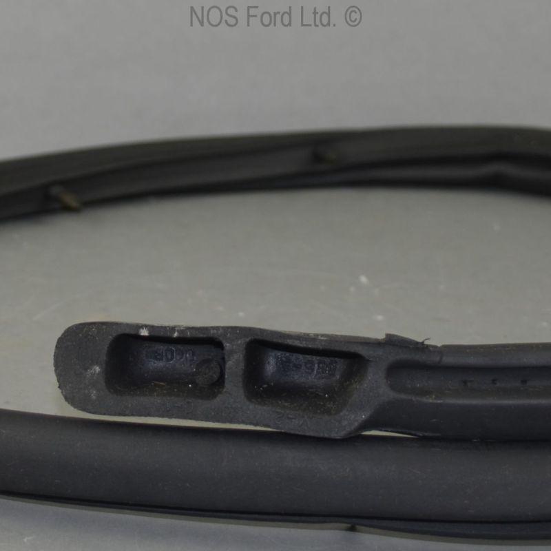 70 71 torino nos ford d0oz-5420530-a weatherstrip-front door