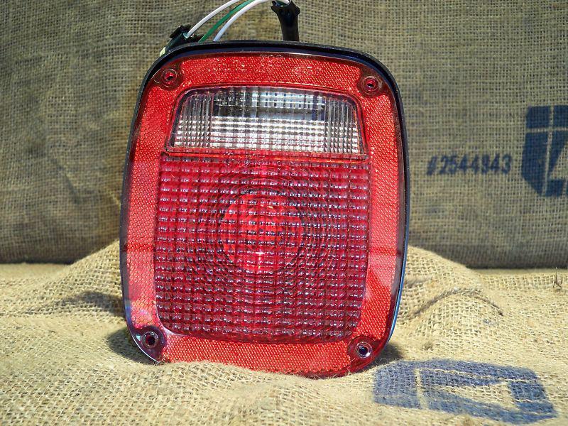 1987-2006 jeep wrangler tail lamp rh passenger