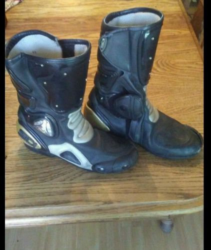 Sidi motorcycle boots brevettato  vertebra system garbuig design italy