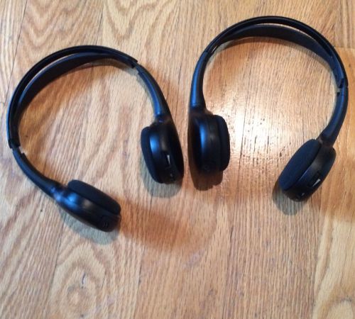 Wireless headphones for auto entertainment system