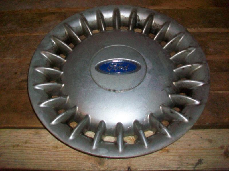 * 15 inch factory hubcap - ford crown victoria / 1992-1995 / silver