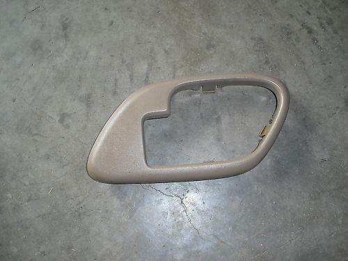 Rh door handle trim bezel - 95-98 chevy/gmc truck suburban tahoe yukon