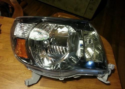 2005 - 2011 toyota tacoma sport passenger side right headlight genuine oem