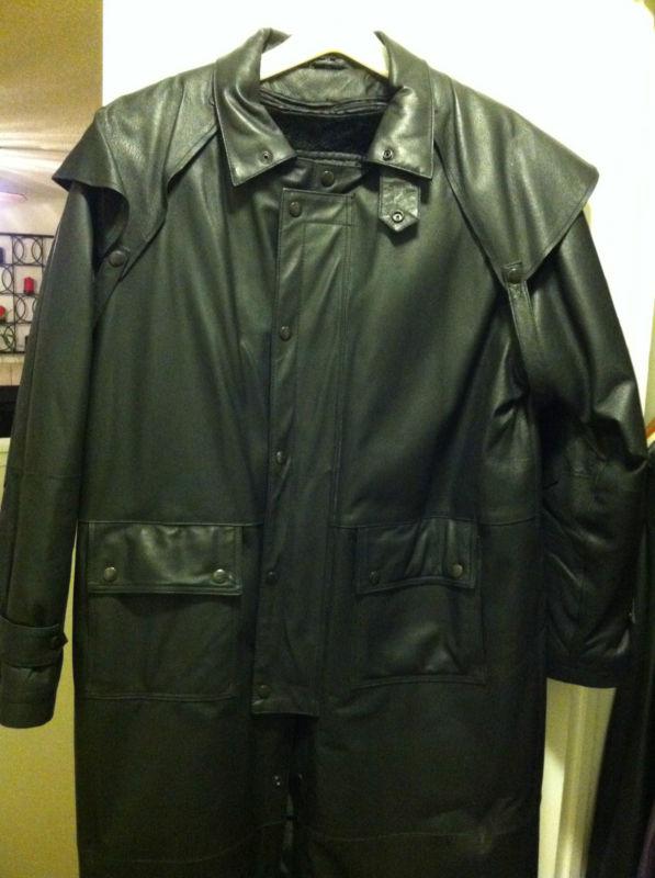 Mens leather duster sz xl,zip out liner, leg straps and removable cape good cond