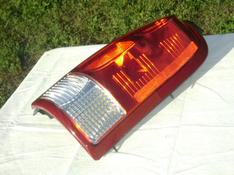 2005-2007 saturn relay and buick terazza left side taillight ,driver(fits:buick)