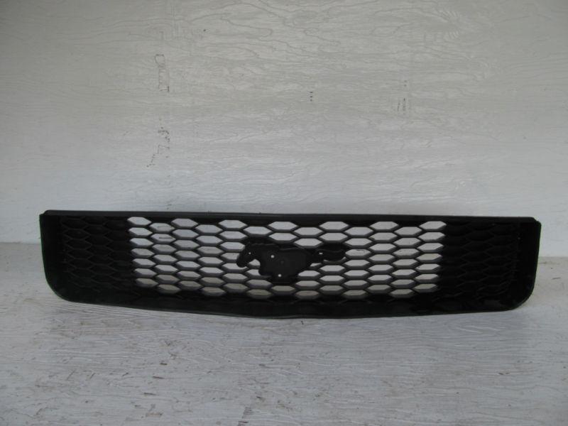 Ford mustang grille v6 05-08