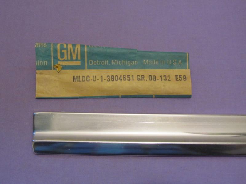 Nos gm 1967 chevrolet caprice right fender moulding with fasteners