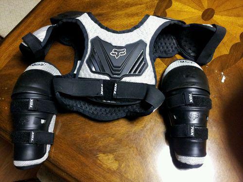 Used s/m fox pee wee titan small/medium 4-7 years chest protector & shin guards