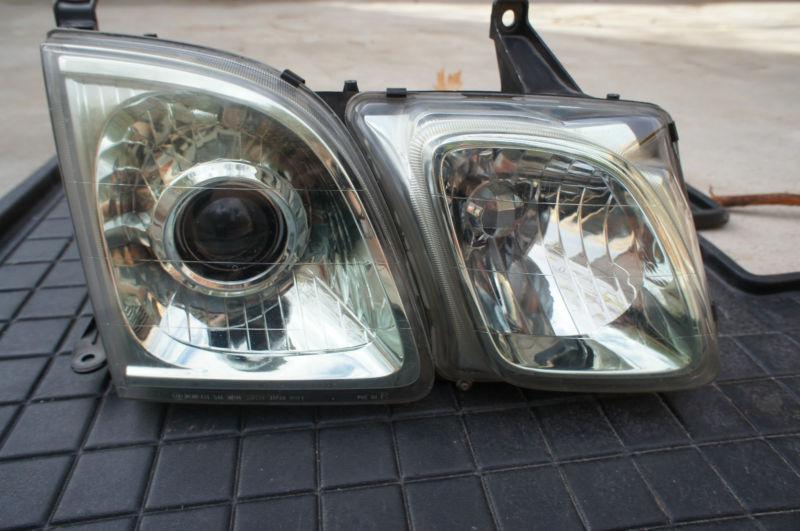 Lexus lx470 1999 right  headlight  oem