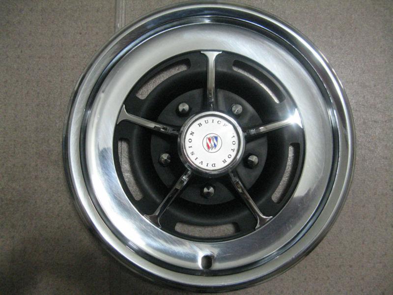 Buick 15 inch rally hubcap