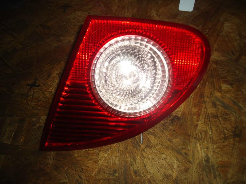 Driver left side trunk lid tail brake reverse light assembly corolla 00-05 14089