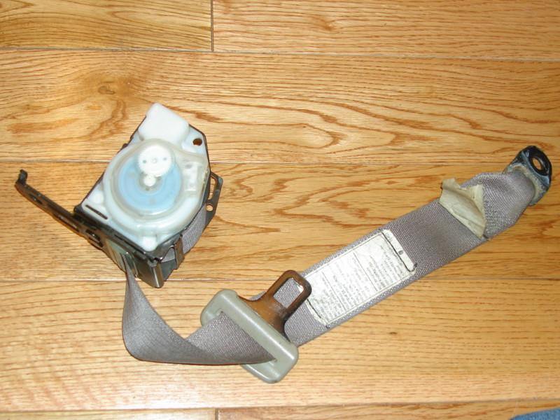 99 toyota corolla seat belt, center w/clip/buckle rear passenger tan in color