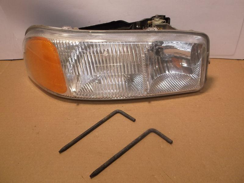 Gmc sierra yukon right passengers headlight 2000 01 02 03 04 05 06 factory