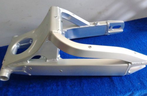 02 yamaha yzfr6 r6 champions limited ed. swingarm swing arm oem 5mt-22110-01-00