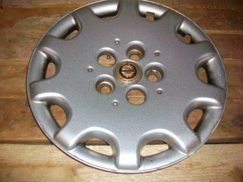 * 16 inch factory hubcap - chrysler - town & country van - 2001-2006 ??