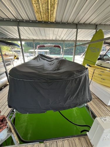 Boat cover black heavy duty fits a 2023 barletta tritoon.  very good condition.