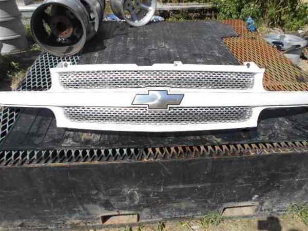 Suburban tahoe z71 front grill & mesh inserts oem lkq