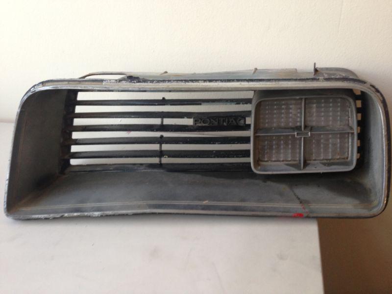 1974 -76 pontiac trans am front rh passenger side grille park light