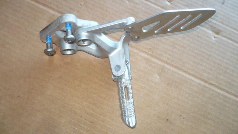 2007 gsxr750 left foot peg and bracket oem gsxr 750 600 06 07