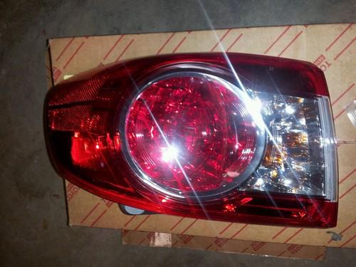 Toyota corolla driver side  oem tail light(81560-02580)