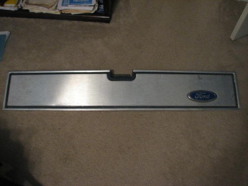  1990 ford ranger tailgate center trim piece fits 82-92 models