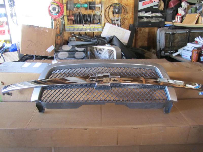 Chevy grill new take off 15189259 chrome & silver 15182295 chevrolet  oem