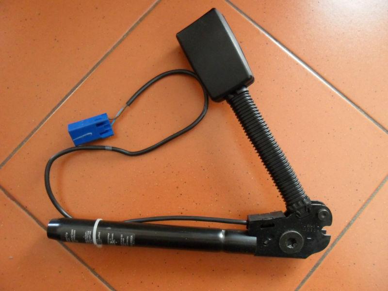 Mazda 3 front right seat belt and clip with pretensioner 2003-2005