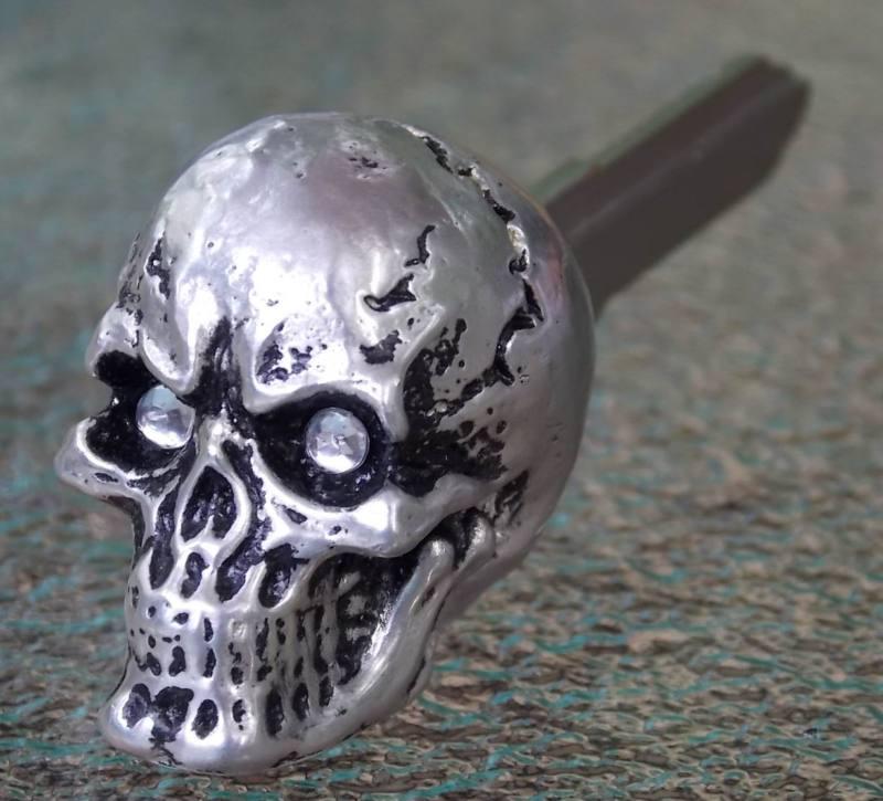 Pewter grinning skull w/cryst eyes key honda shadow/vtx/fury/sabre/rebel/valkyre