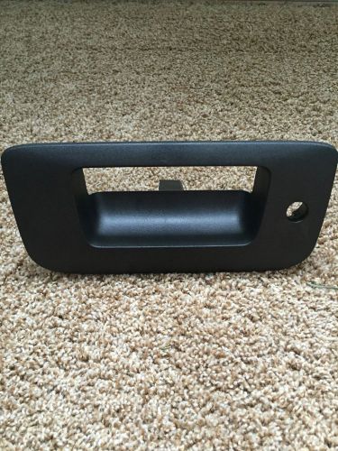 2007-2013 sierra &amp; silverado locking tailgate bezel oem # 22755302