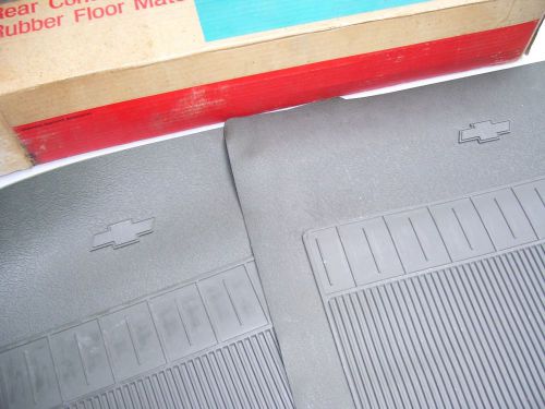 Nos original mint chevrolet rear contour floor mats 66-72 gm camaro chevelle ss